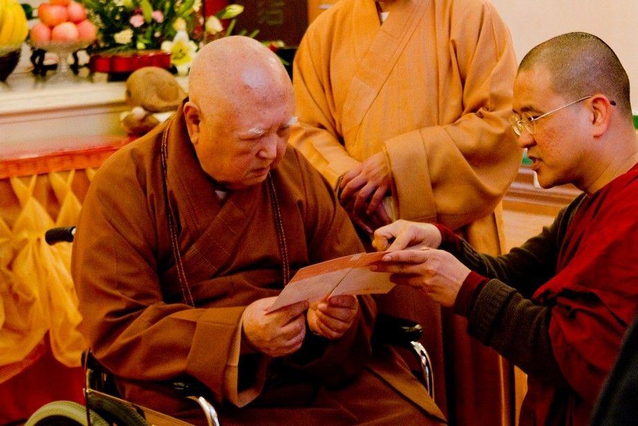 永惺長老（左）聆聽法護法師介紹弘法精舍的工作