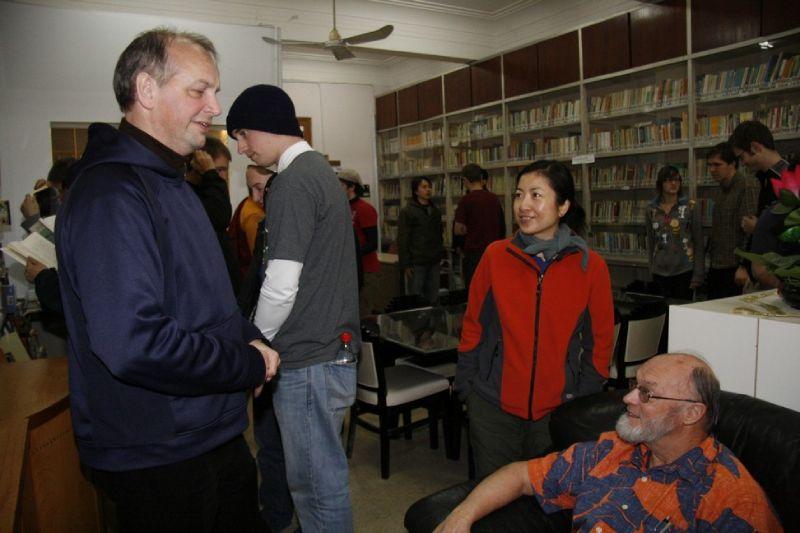 Gereon Kopf博士（左一）、擔任義務嚮導的港大佛學碩士校友Maggie（右二）與一位長者同學（右一）攝於弘法精舍的多媒體圖書館