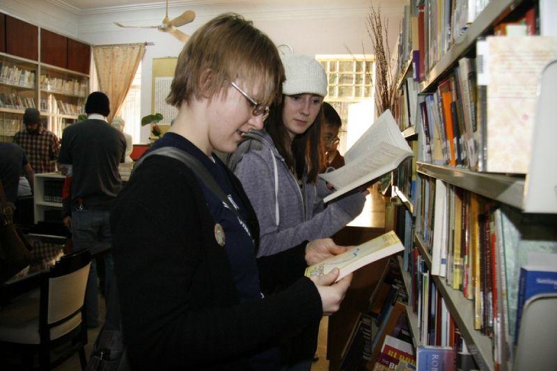 學生們對弘法精舍圖書館藏書甚感興趣
