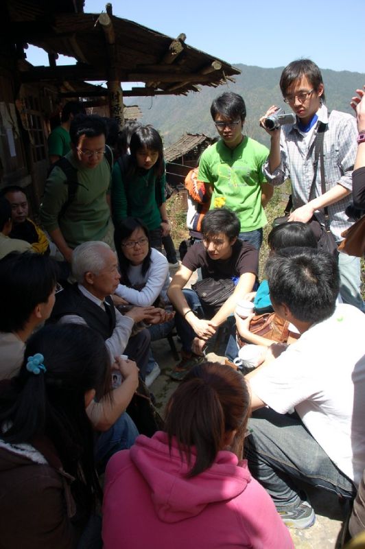 到清水江畔苗族古寨—文鬥苗寨實地探訪和考察，訪問苗寨寨長，體驗苗族人在世外桃源的生活