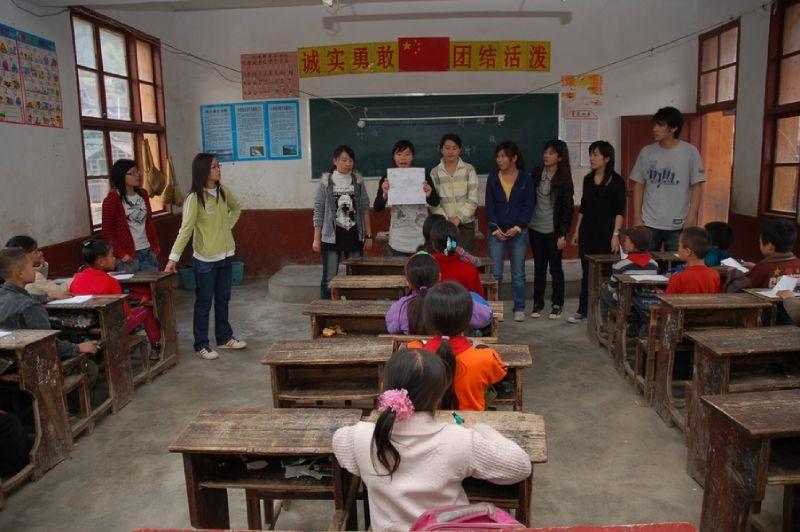 到地捫侗寨，邀請學生擔任教師，設身處地，設計課堂並教授侗族小朋友認識香港