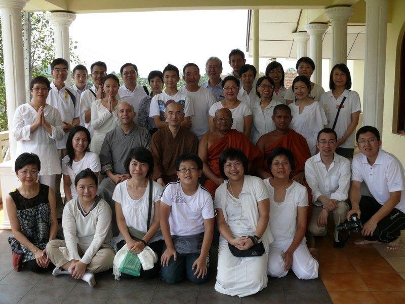 斯里蘭卡之旅大合照。前排右二為筆者,中間右二出家人為Ven. Professor K. Anuruddha。