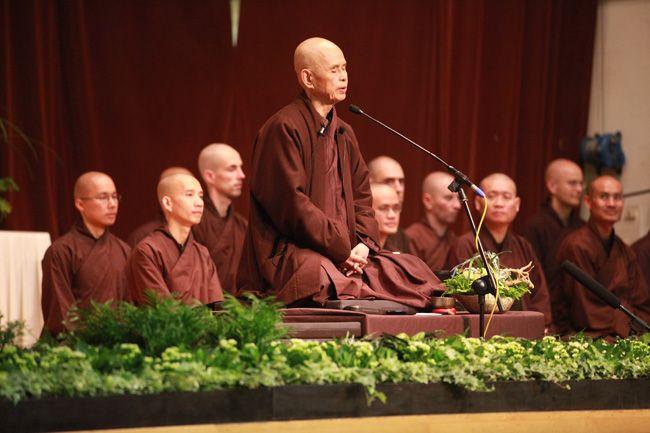 一行禪師(中)於禪修營內開示