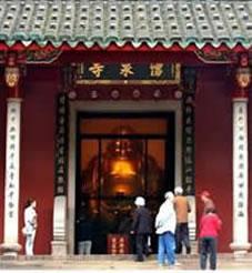 【天王殿】： 中國傳統寺院的天王殿一般供奉的是大肚彌勒佛，左右有四大天王護法，或者二尊密跡金剛力士護法（又稱作哼、哈二將），在彌勒佛像的後面供奉的是韋陀護法。建築通常為單簷歇山或單簷廡殿頂。