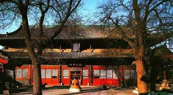 山西太原崇善寺正殿為重簷廡殿頂建築，面闊九間。