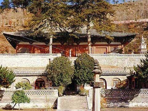這是位於五臺山的唐代佛光寺，大殿建于唐大中十一年（西元857年），為單簷廡殿頂，大殿面闊七開間，進深八架椽，史上曾經過多次修葺，大體仍保持唐代原來面貌。