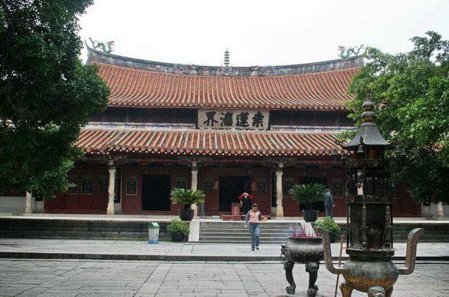 大雄寶殿建築的屋頂為重簷歇山式。