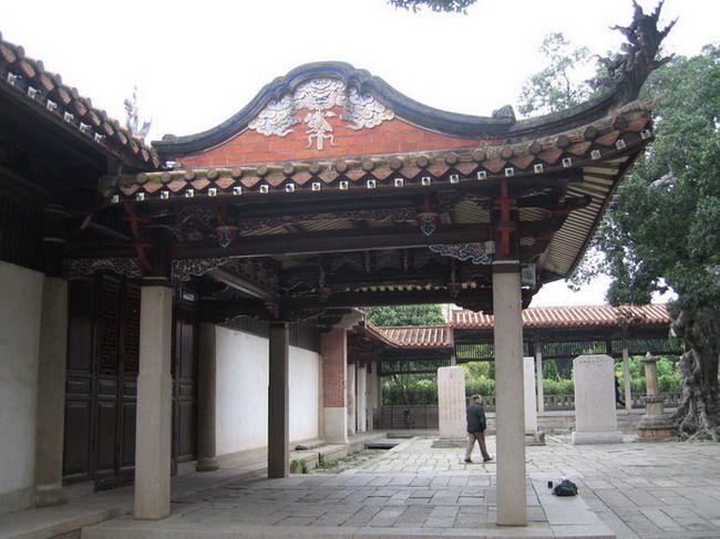 天王殿後方連著一座拜亭(或稱拜香亭,供祭祀時遮陰避雨之用)。