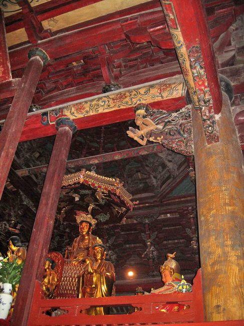 甘露戒壇壇分五級，正中央供奉明代木雕的盧舍那佛坐像。