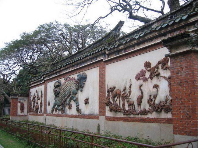 麒麟踏八寶照壁是在1970年代由泉州府城隍廟移到開元寺，原建於清乾隆六十年 （1795），分左、中、右三段。