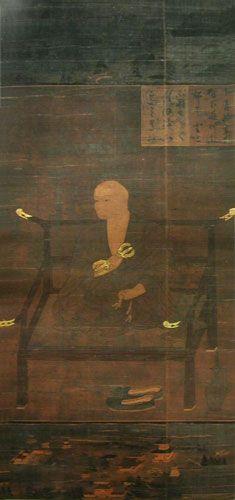 〈弘法大師肖像〉，右手持三鈷杵，左手持念珠。日本南北朝時代（14世紀），絹本設色，金剛峰寺藏。