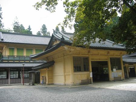 位於幽靜叢林中的高野山靈寶館，成立於1921年。