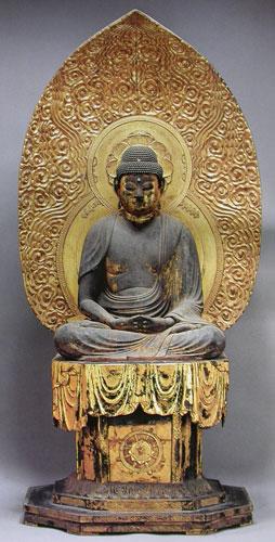 靈寶館展出平安後期木雕〈阿彌陀如來坐像〉，地藏院藏。