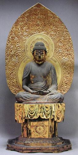 靈寶館展出平安後期木雕〈阿彌陀如來坐像〉,地藏院藏。