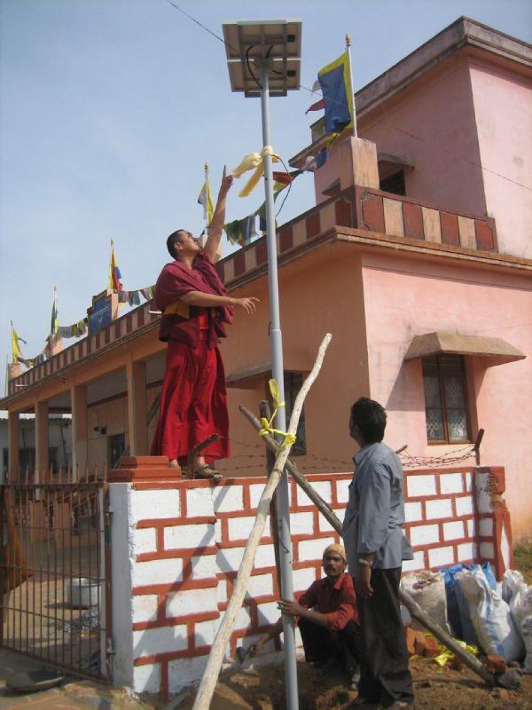 堪珠仁波切親力親為帶領下，在印度藏人社區建設太陽能發電燈。