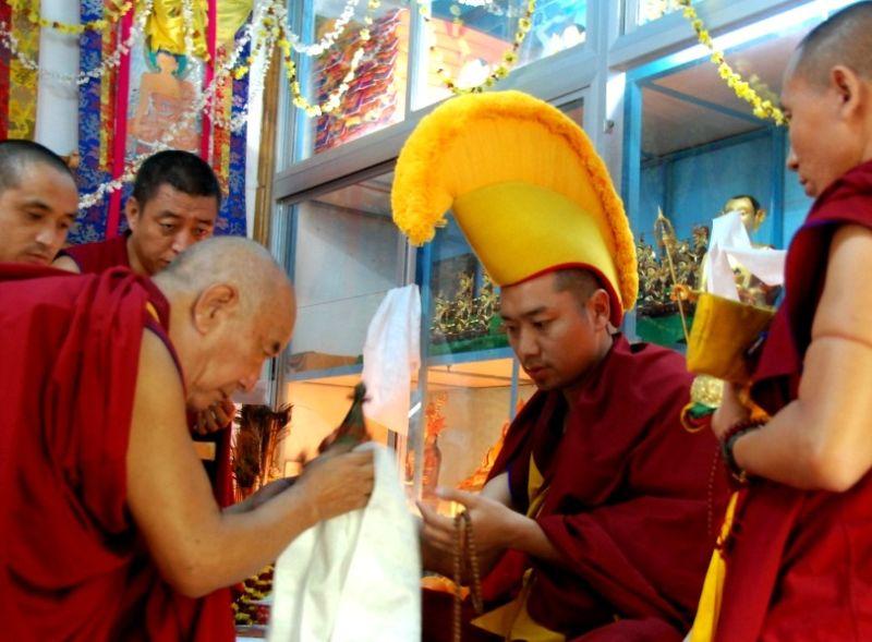 堪珠仁波切2009年12月21日攝於獲得格西(Geshe)資格的慶典，接受其經學老師(左)的祝賀。