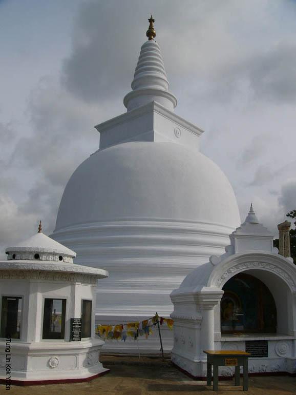 多寶羅摩塔（Thuparama Dagoba）是斯里蘭卡最早的佛塔，最初建於公元前三世紀。