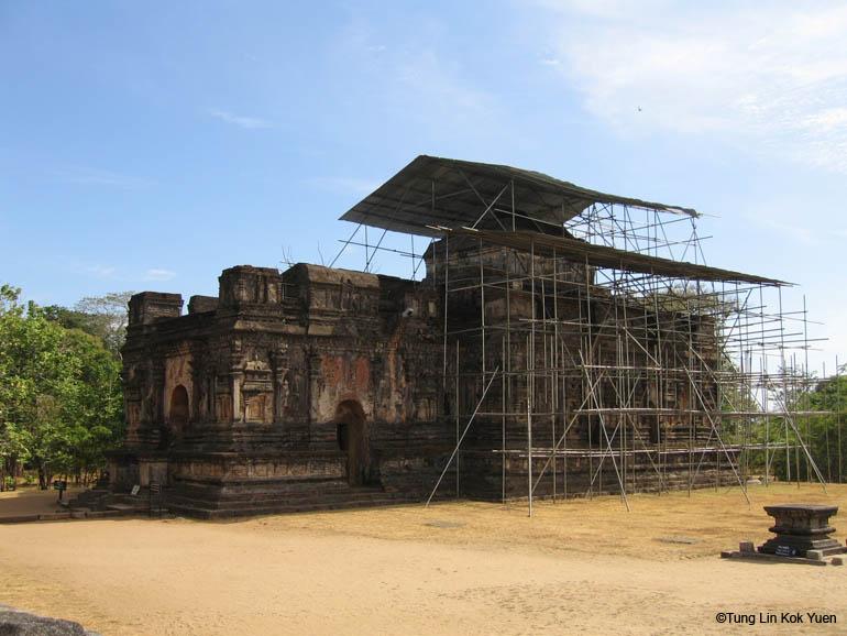 帕拉卡馬巴胡國王一世興建了著名的佛教大學Alahana Pirivena,至少可容納一萬名學子,校區面積超過80公頃,設備一應俱全。
