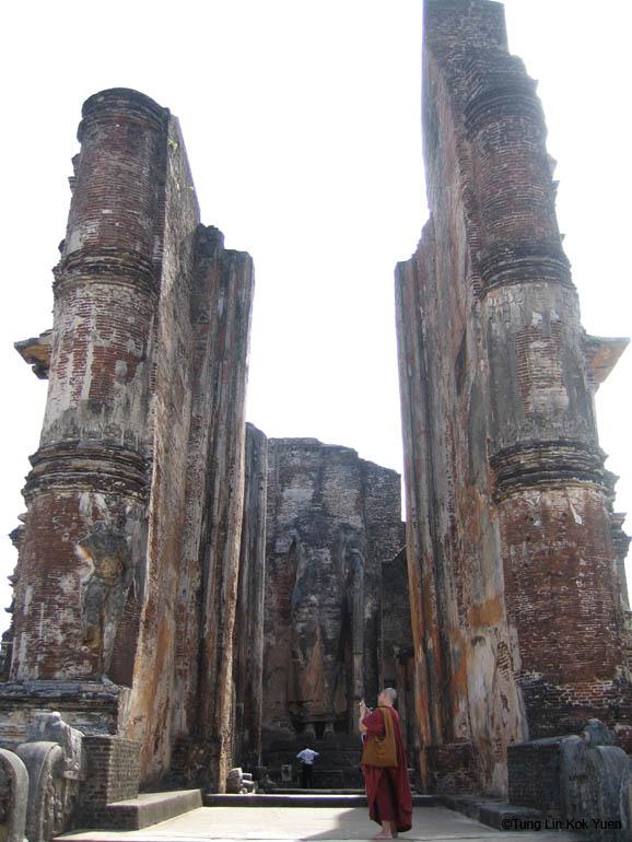 Lankatilaka佛殿中央一尊以磚砌塑高達13米的佛像，這是斯里蘭卡現存最高佛殿之一。佛像頭部、雙手均已破損，現僅存殘破的身軀。