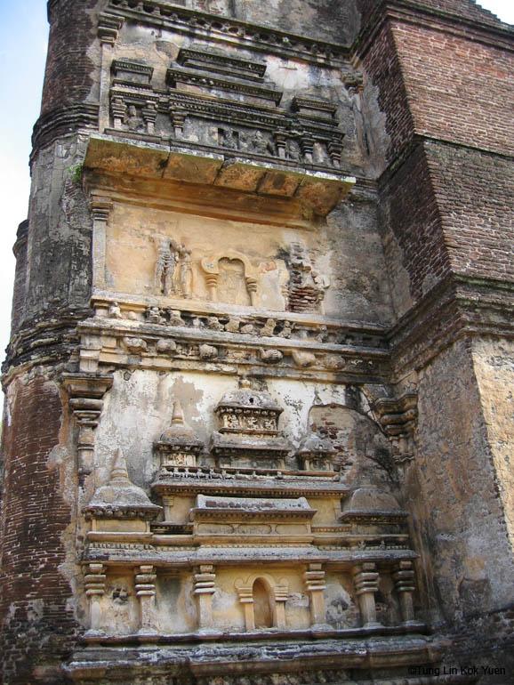Lankatilaka佛殿外牆上的建築雕塑裝飾，由此可管窺當時宮殿的華麗與雄偉。