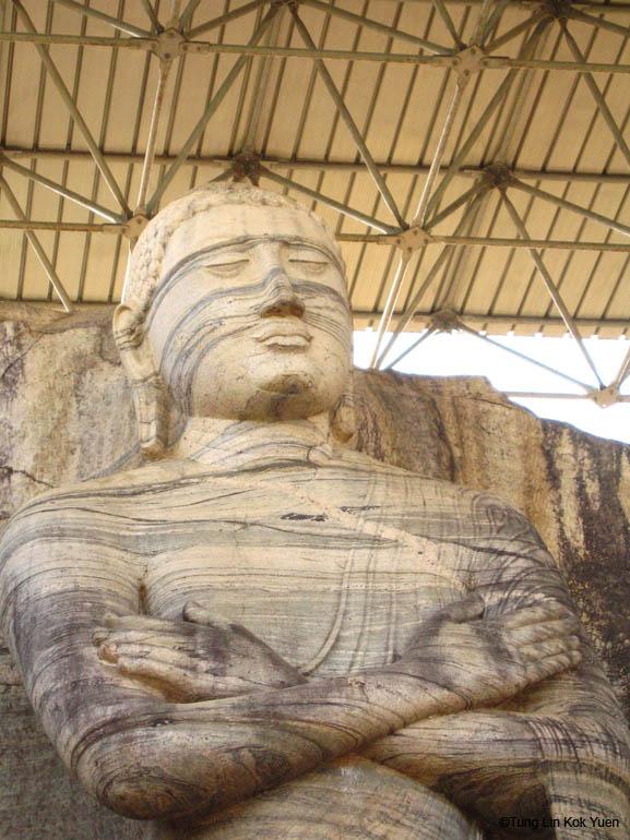迦爾寺 Gal Vihara 的阿難立像雙手叉於胸前,表情中一種超越了悲傷的愁緒隱隱浮現,非常傳神。袈裟衣紋均以雙道刻線精準而流暢的雕刻,令人讚嘆巧匠的工藝!