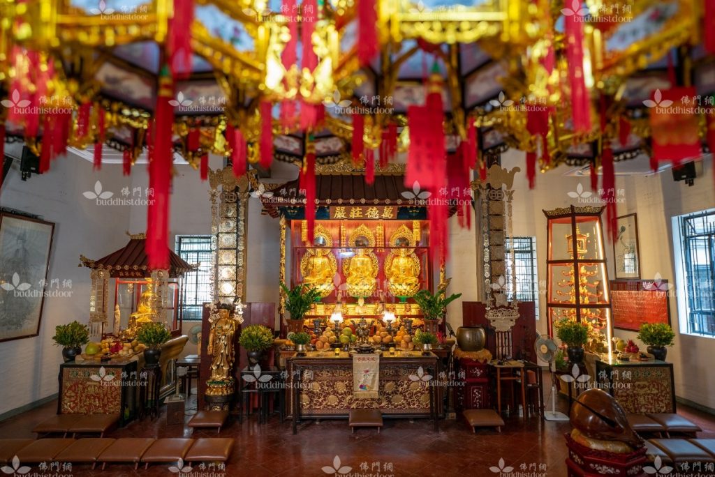 大殿裏供奉着橫三世佛，分別是阿彌陀佛（左）、釋迦牟尼佛（中）及藥師佛（右）。