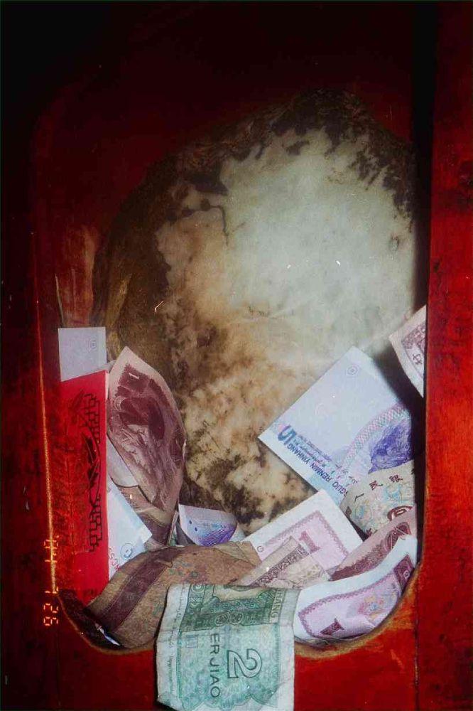 懸於覺臥佛旁的八思巴腳印