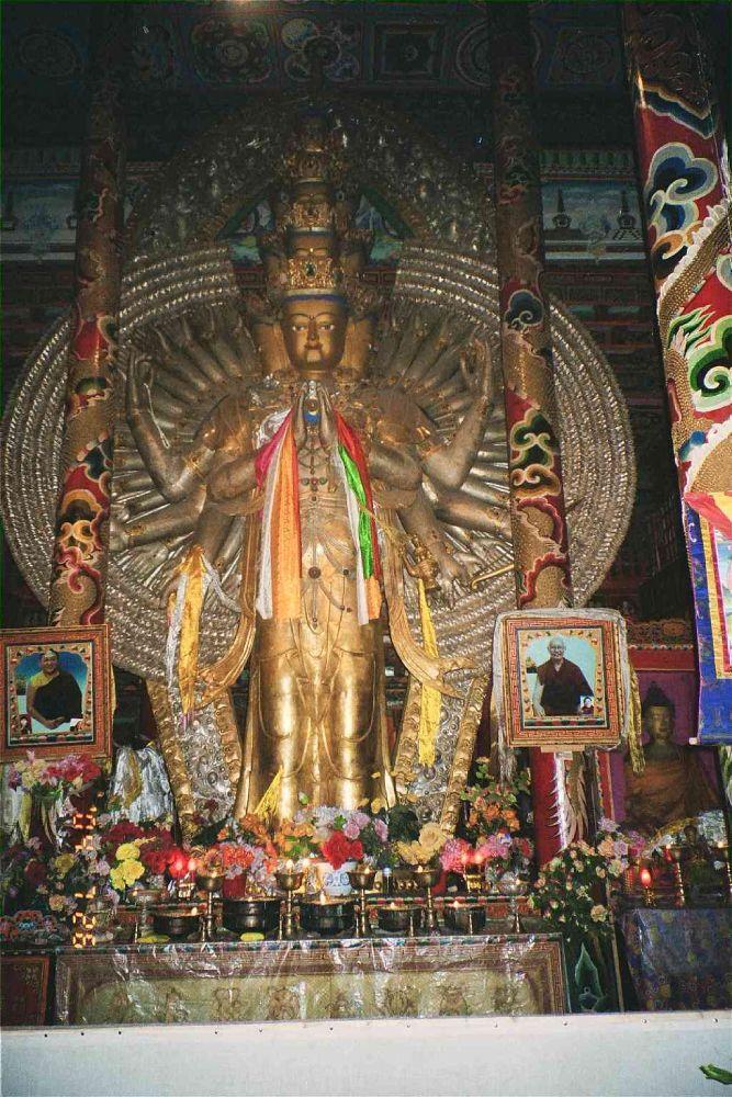 千手觀音殿中的巨型銅像，右下方為傳說曾流甘露的釋迦像