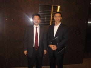 日本駐香港署理總領事松永大介先生（左）與筆者合照
