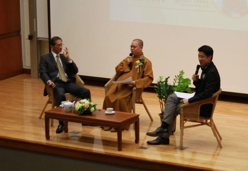 左起：主講者潘宗光校長、對談嘉賓淨因法師、主持人倪啟瑞先生