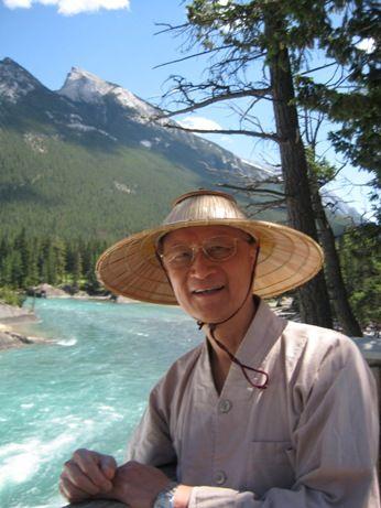 慧門禪師習禪29年,深研南傳、北傳和藏傳禪法,將之靈活運用於日常修行當中,其中以看話禪為其專長。出家前,禪師曾任教於台灣國立中興大學生物統計學副教授;出家後,曾任台北醫學院醫學倫理客座教授和國立台東大學禪與心理實踐學副教授,對遺傳學見解獨到精闢,結合禪法的修持,將之運用於心理治療與諮商輔導的範疇,為協助患者走出内心的陰影,獲得新生,開啓了另一條康莊大道。