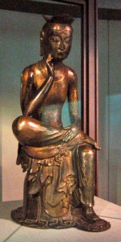半跏思惟像，半跏趺冥想的彌勒菩薩佛像，相信是大約在公元7世紀新羅時期的作品，現藏於韓國國立中央博物館
