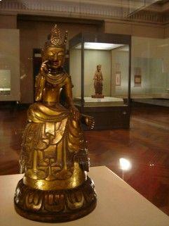 飛鳥時代7世紀的寶冠半跏思惟彌勒菩薩像，現藏於日本東京國立博物館