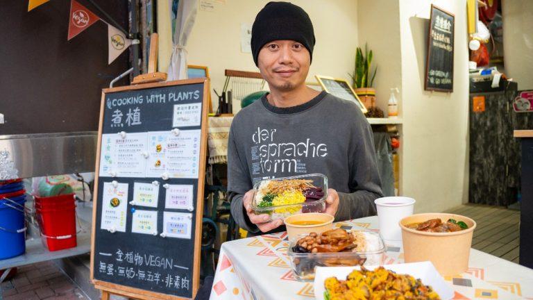 任職廚師逾二十年的Jason，兩年開設純素外賣小店「煮植」，店內所有菜式全由他一人研發及下廚。