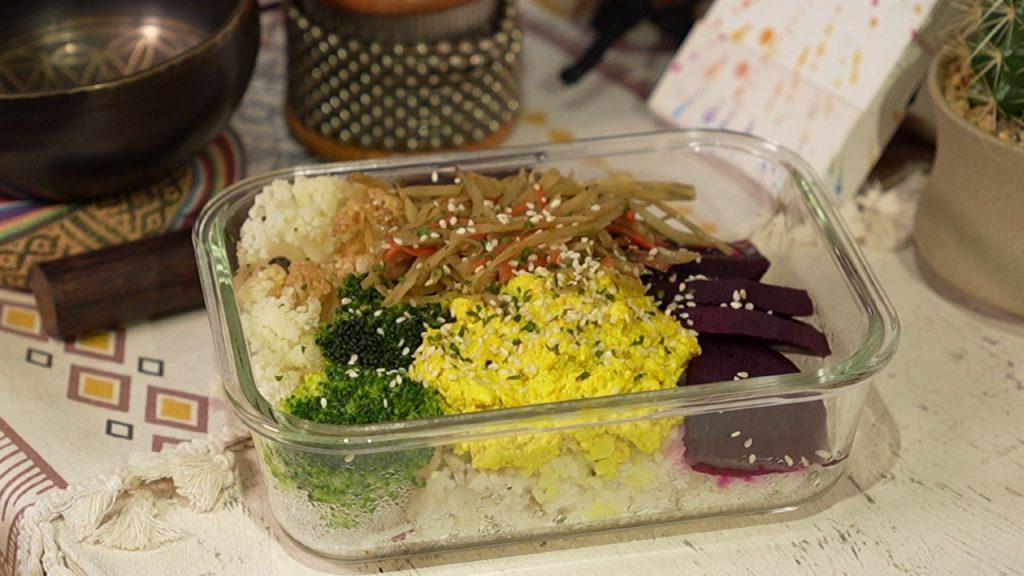 佛陀碗是店內甚受歡迎的主食,食材包括金平牛蒡、紅菜頭、黃薑炒豆腐和時令蔬菜,包羅了各種不同顏色的食物營養。
