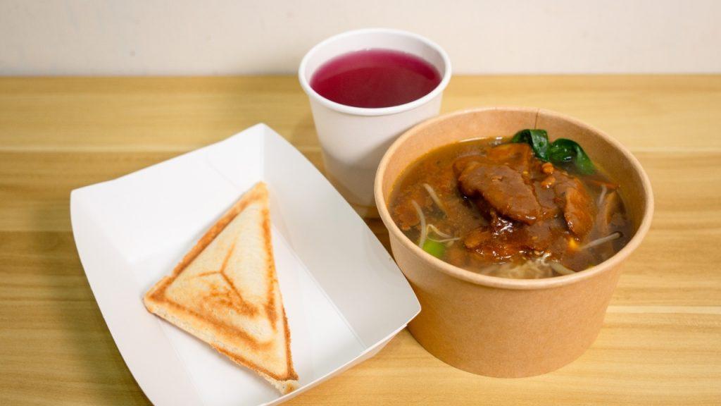 健康版常餐特別選用淮山麵,比一般麵條更健康。飛碟餡料用上香蕉,既飽肚亦有營養。