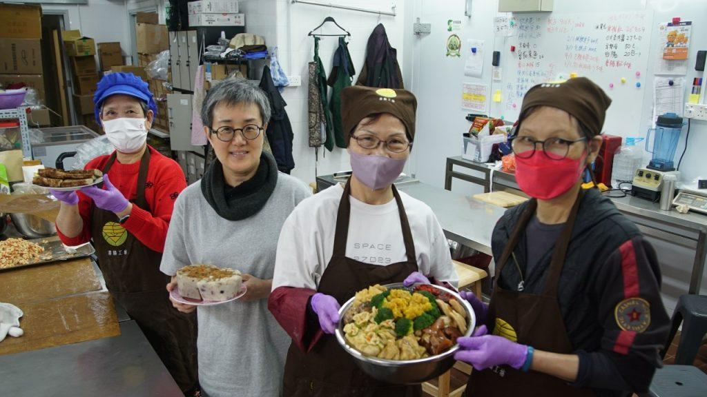司徒師姐（左二）和一眾「善膳工坊」員工一同合作，將素食普及化。