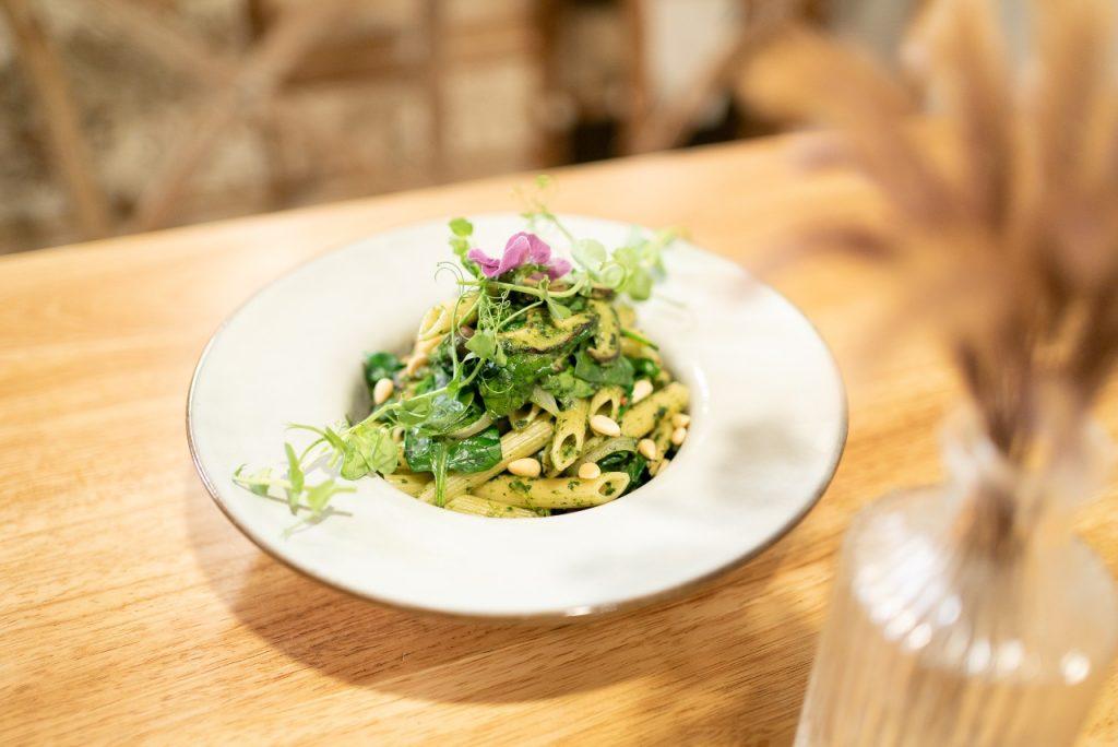 「菠菜雜菌燕麥奶油長通粉」是餐廳從一開始已有的招牌菜式，如今變成健康純素版。