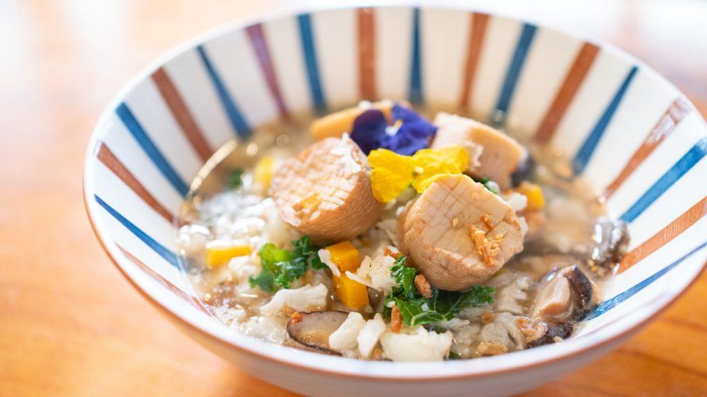 「雜菌女人花泡飯」以雞髀菇模仿帶子,泡飯的飯是以椰菜花打成,生酮人士同樣適合享用。