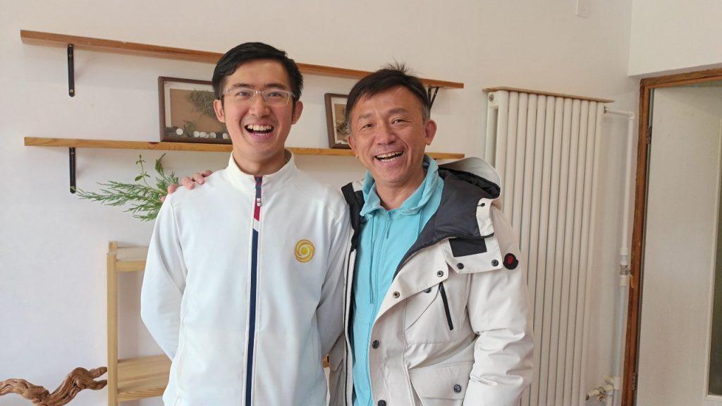 Chris(左)來自香港,在爸爸支持下,多年來在天真園深造,如今已是這裏其中一位導師。