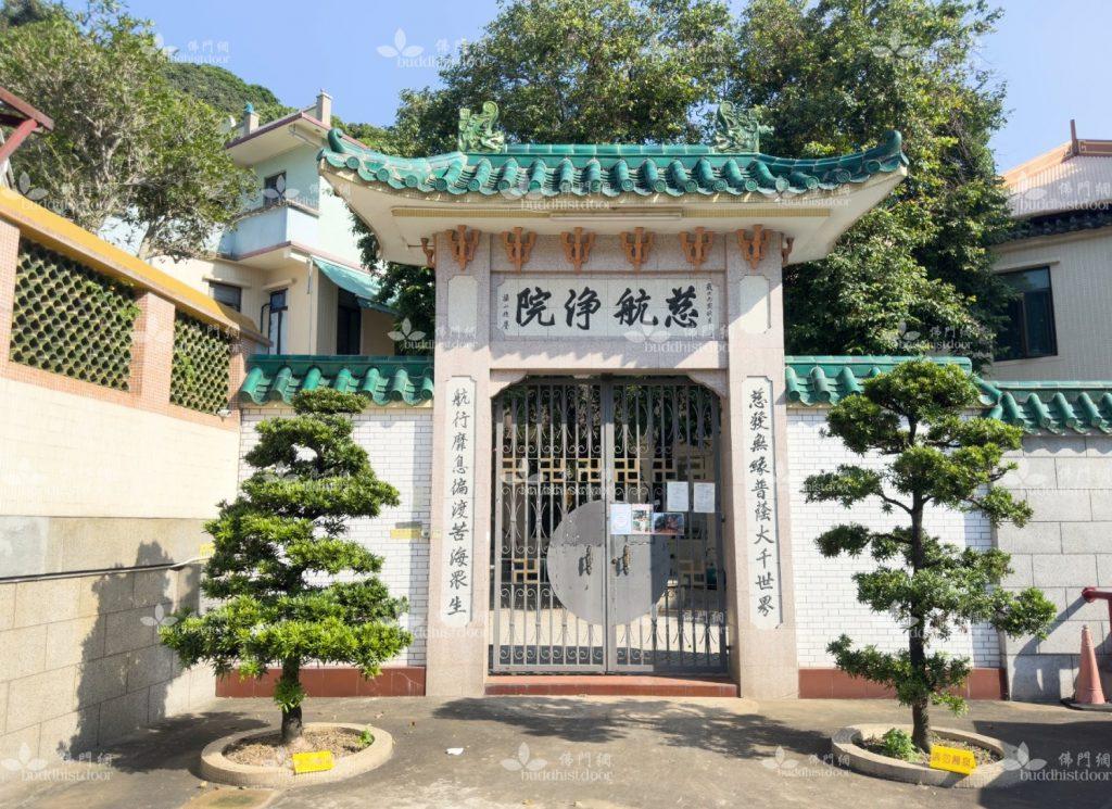 現在的山門,後者是1986年建的。