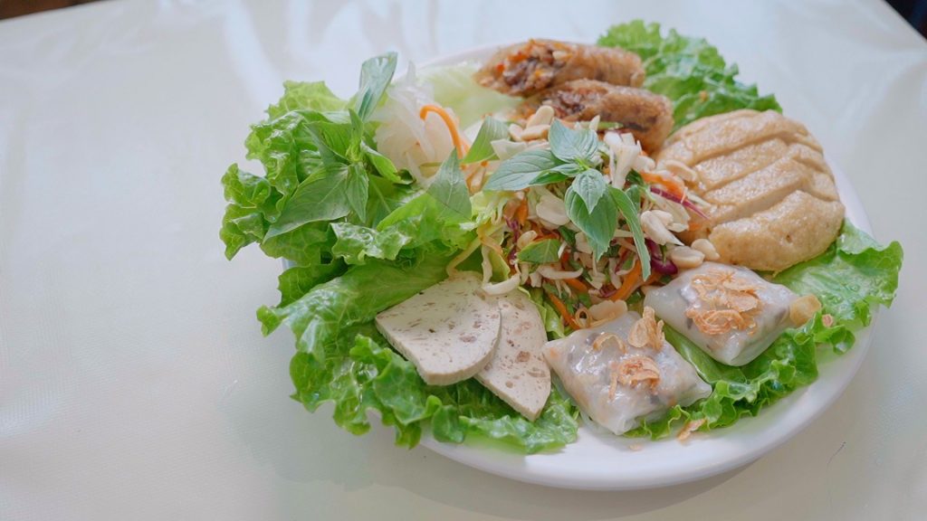 越式素小食拼盤包括了素春卷、粉包、素蟹餅、清新沙律等小吃,十分豐富。
