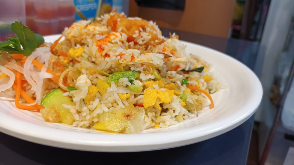 素菠蘿海鮮炒飯特別加入越南香料同炒,味道跟泰式的有明顯分別。