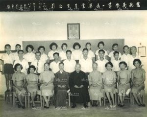 1959年,慈航義學第一屆畢業員生合照,相中人有校長伍佩榮(前排左三)、校監智林法師(前排左五)及當時仍住在淨院的曉雲法師(前排左四)。(圖片提供:慈航學校)