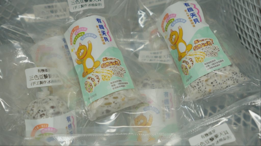 所有天貝全由Kitty一人用心製作，大清早便要開工，每天只睡數小時。