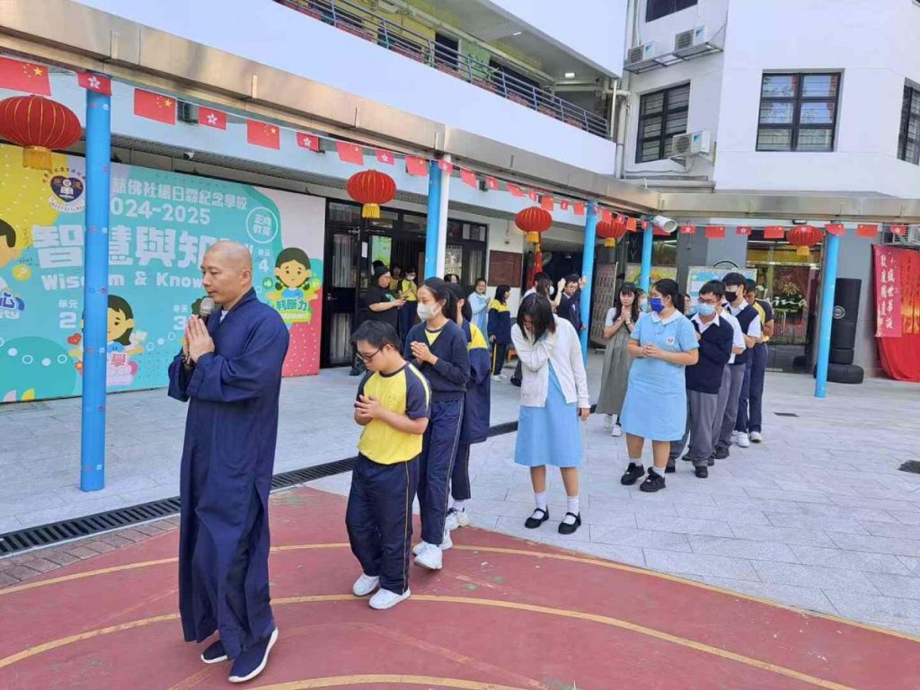 到道慈佛社楊日霖紀念學校與學生一起練習少林功夫、念佛、禪修、唱《三寶歌》,觀賞《佛陀的一生》卡通電影。