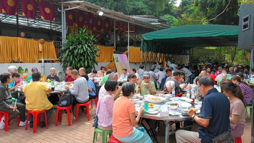 中午的素宴共有逾200位賓客出席，十分熱鬧。
