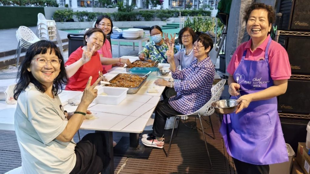 素宴舉行前一天，部分義工和Ken媽媽（右一）已在Ken的餐廳做準備功夫，一同包素春卷（圖：雅彬師姐提供）。
