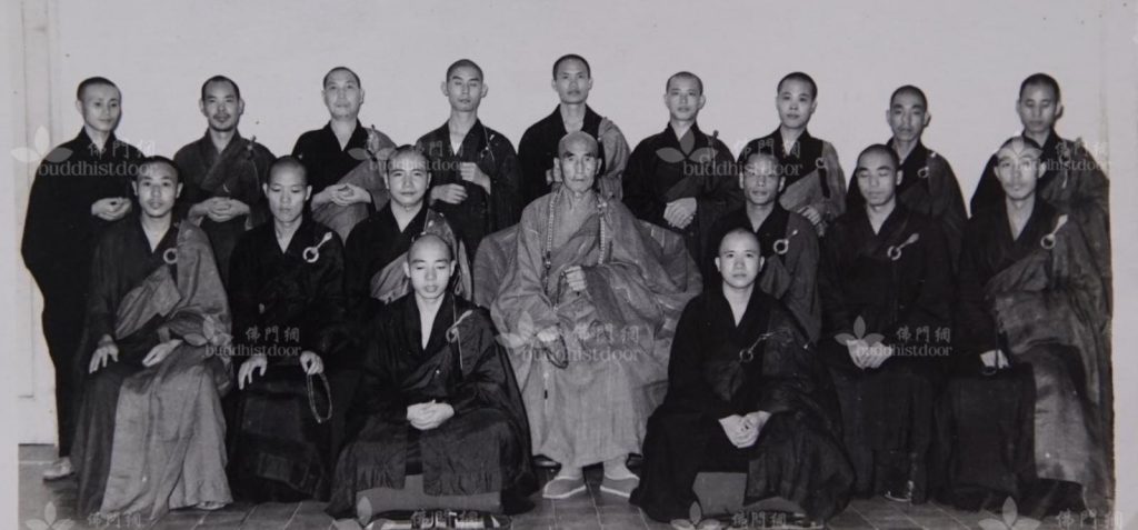 1952年4月21日,華南學佛院舉行第二屆課程開學典禮。暢懷法師(三排右一)為其中一位學僧。