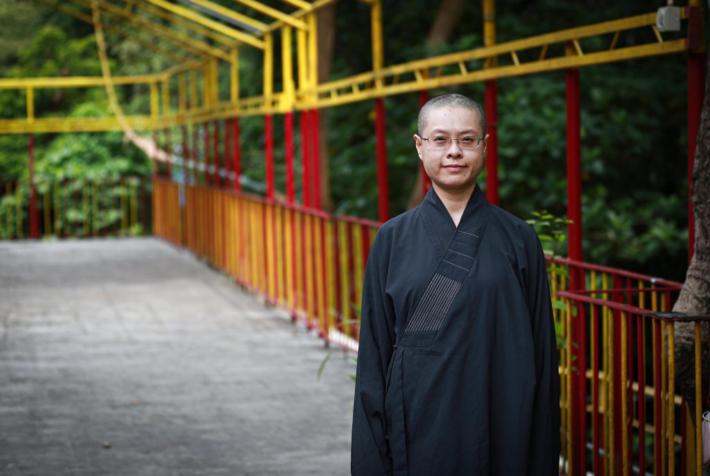定印法師慈悲充許接受佛門網專訪,相片攝於天台精舍前。